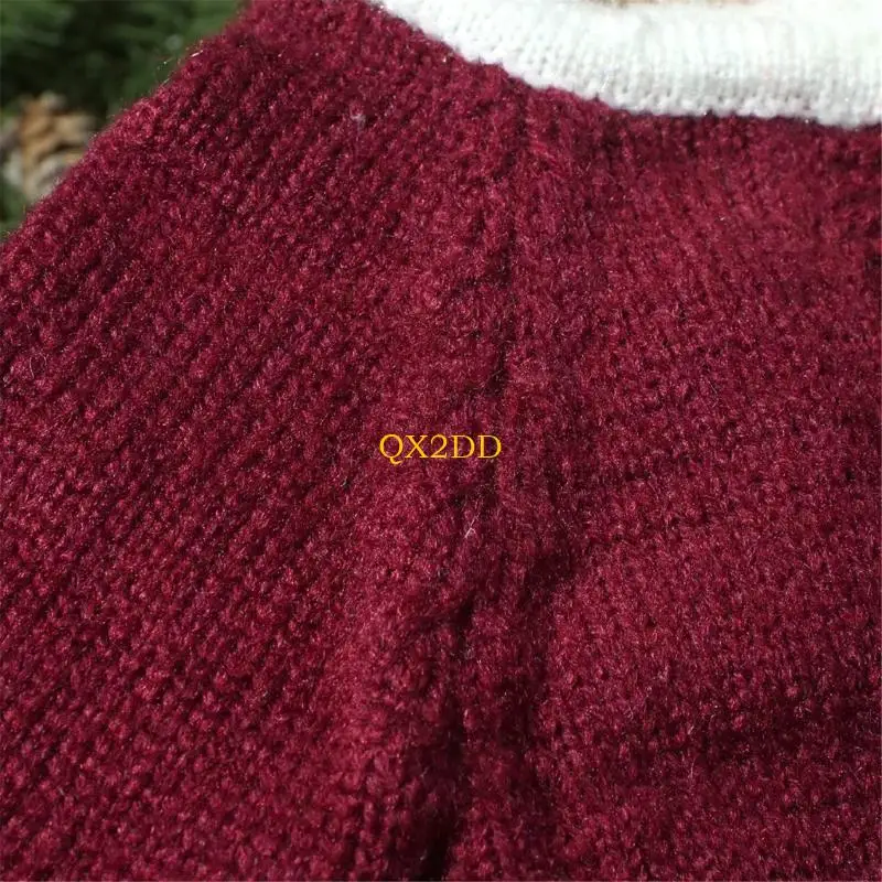 Bebé con gorro y pelele navideño para sesión de fotos