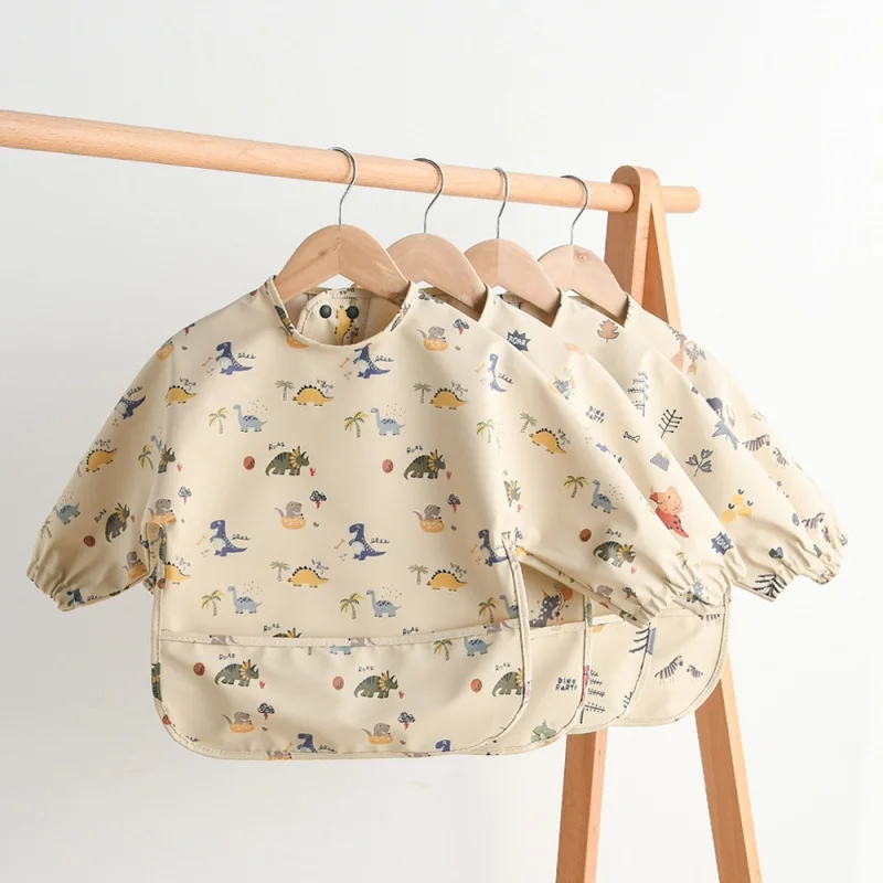 Babero de manga larga con caída sobre la ropa