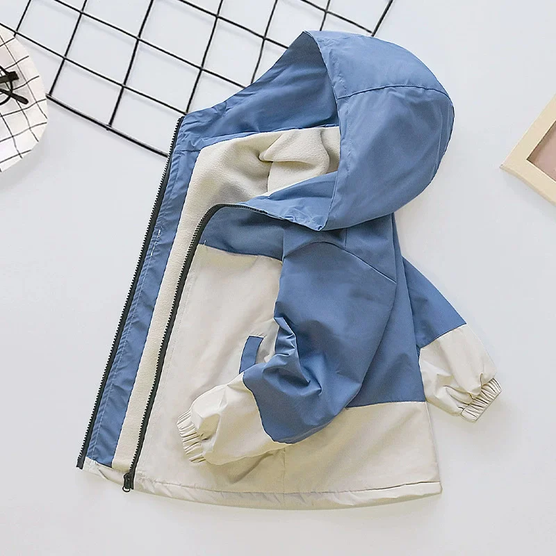 Capucha y acabado de la chaqueta infantil