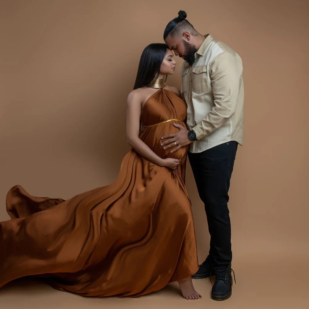 Vestido de gasa translúcido con cinturón dorado para sesión de maternidad