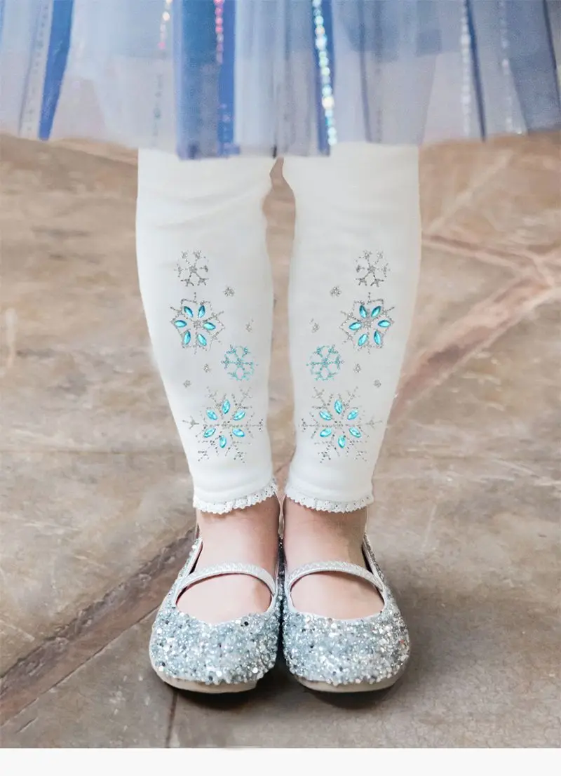 Detalle decorativo de encaje en pantalones para niña