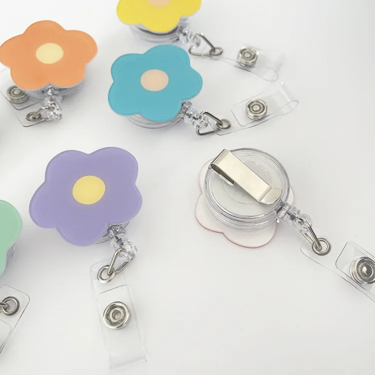 Clip retráctil para tarjeta identificativa floral con cordón