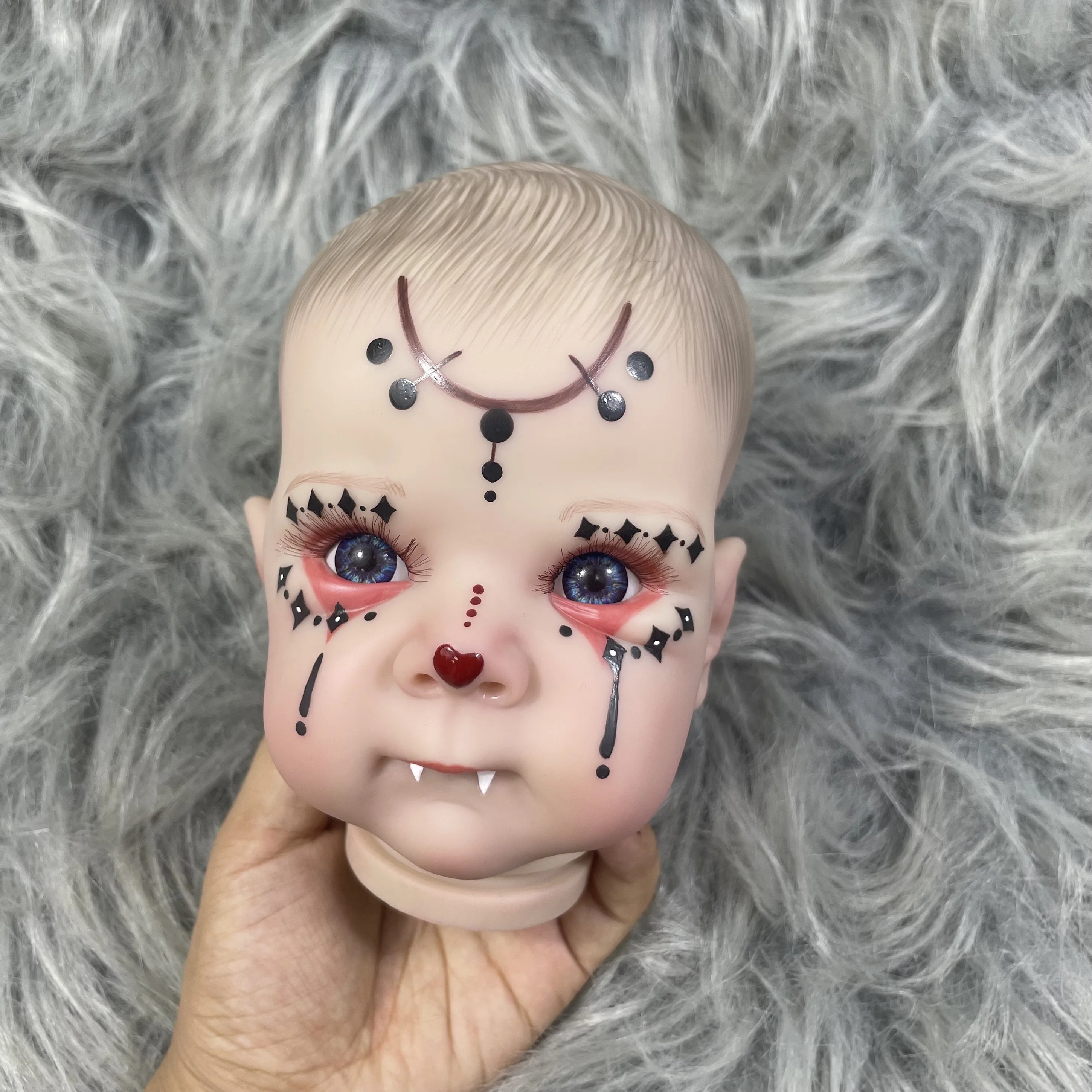 Detalle del rostro pintado a mano con ojos azules abiertos y pestañas