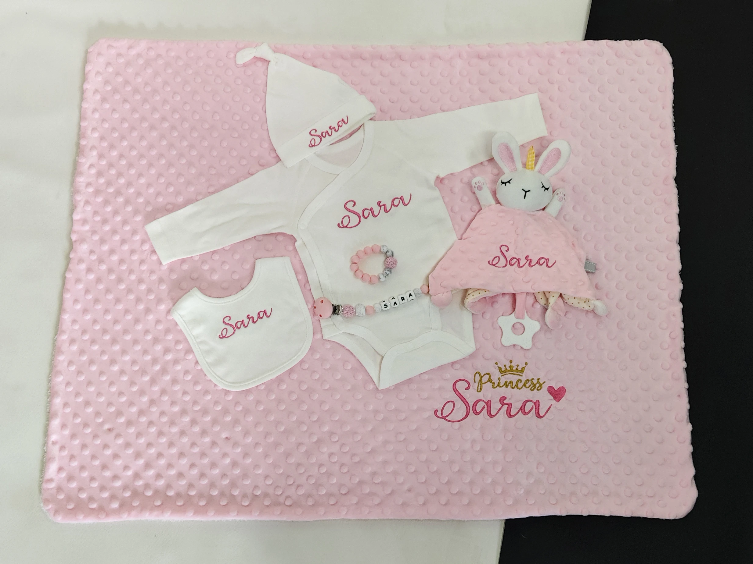 Set regalo bebé personalizado con manta, mono, babero y gorro