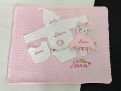 Set regalo bebé personalizado con manta, mono, babero y gorro