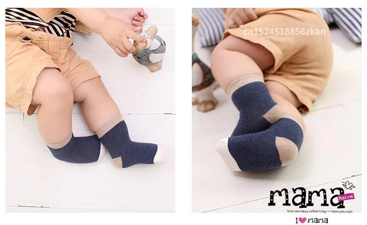 Detalle de calcetines infantiles con motivos