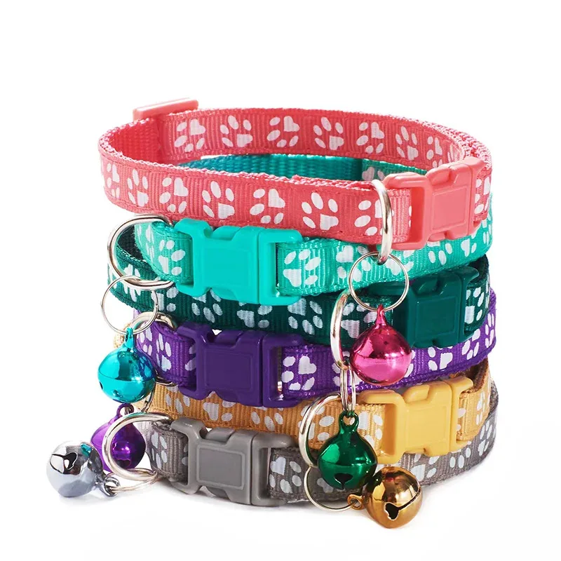 Collar para gato con cascabel y huellas bordadas ajustable