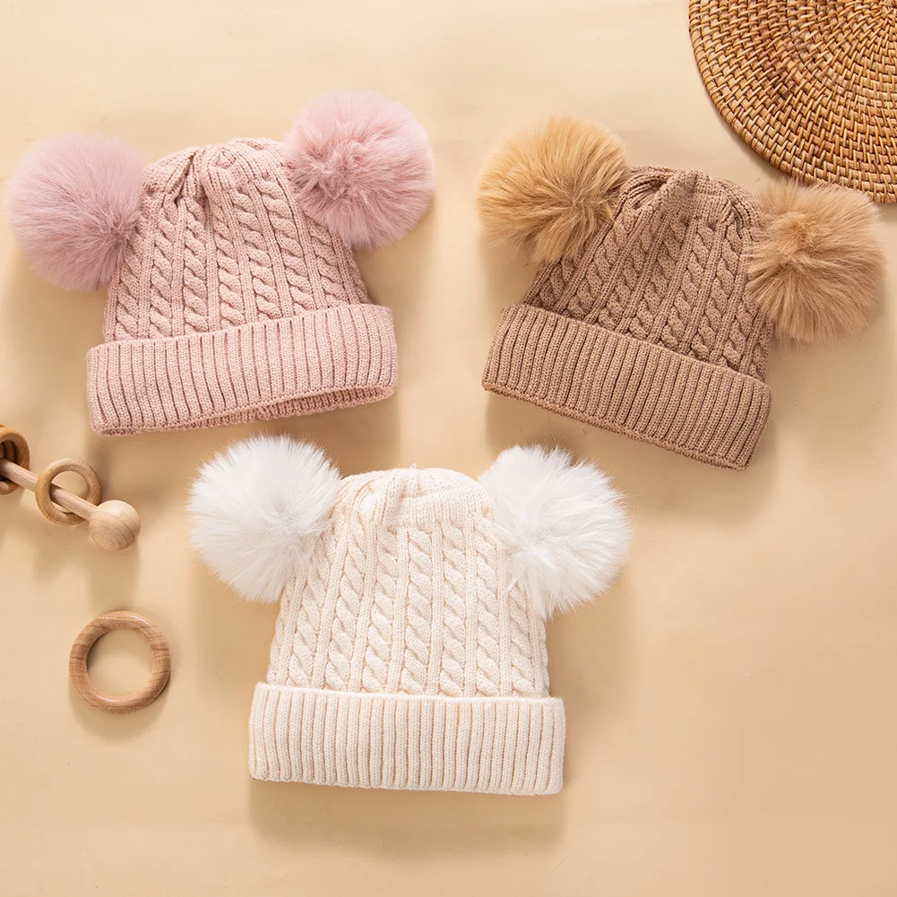 Gorro rosa con pompón detalle trenzado
