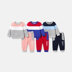 Conjunto deportivo de bebé con capucha, letras y bloques de color