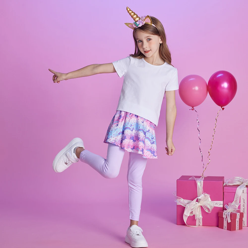 Niña jugando con leggings de falda de unicornio DXTON
