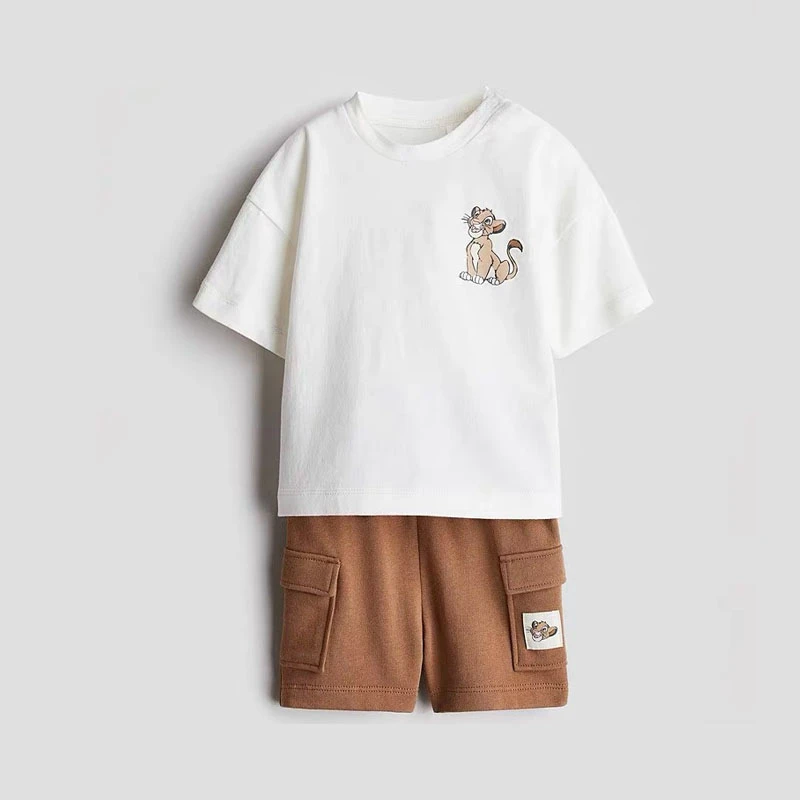 Conjunto infantil Disney con camiseta de león y pantalones cortos