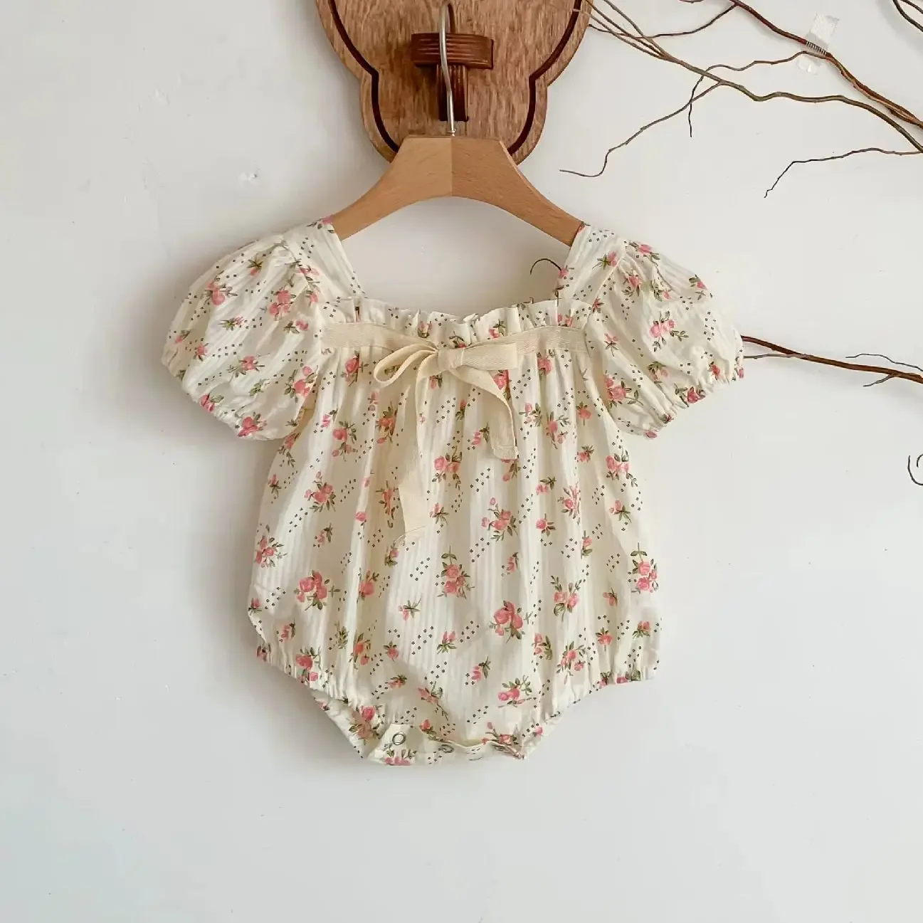 Pelele floral de verano para bebé recién nacido – Mangas abullonadas con pajarita - imagen 4