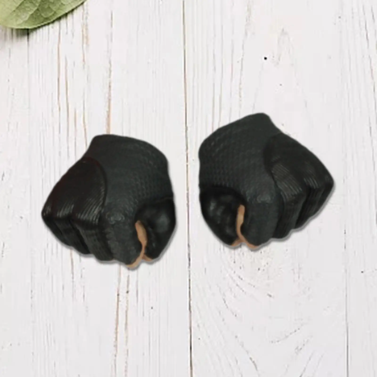 Vista frontal del par completo de guantes a escala 1/6
