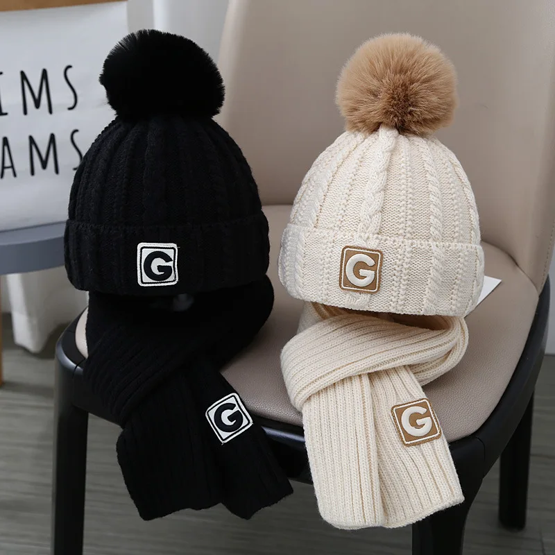Gorro y bufanda de punto bebé color café con letra G