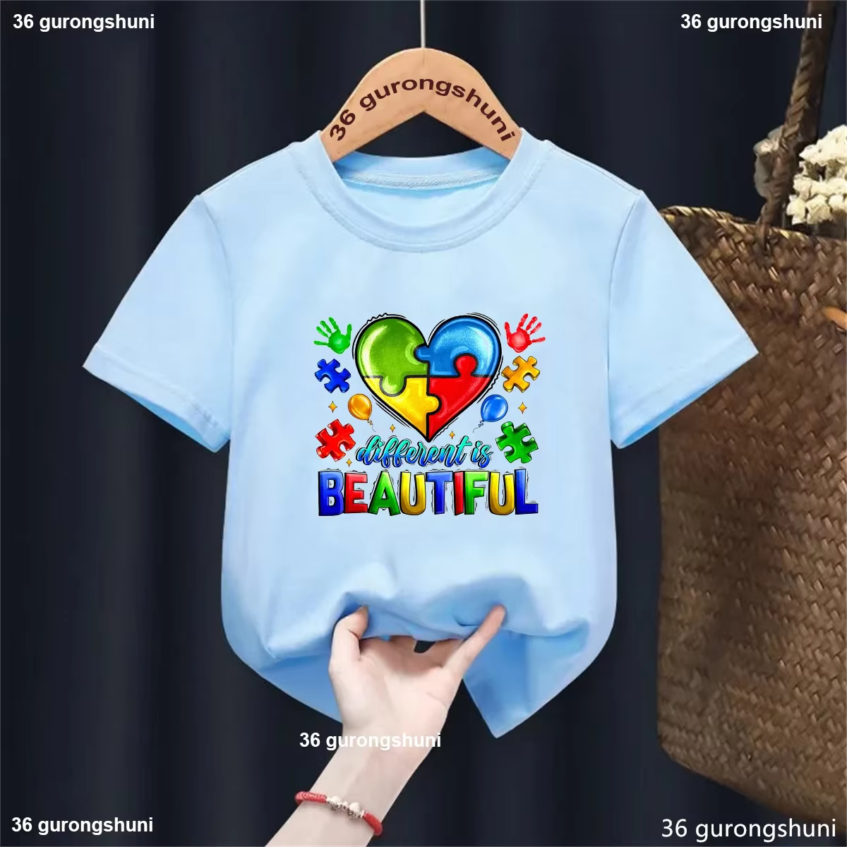 Camiseta infantil para autismo con globos de amor y diseño urbano - imagen 4