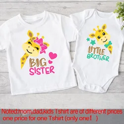 Conjunto familiar con camiseta jirafa para hermana mayor y hermano