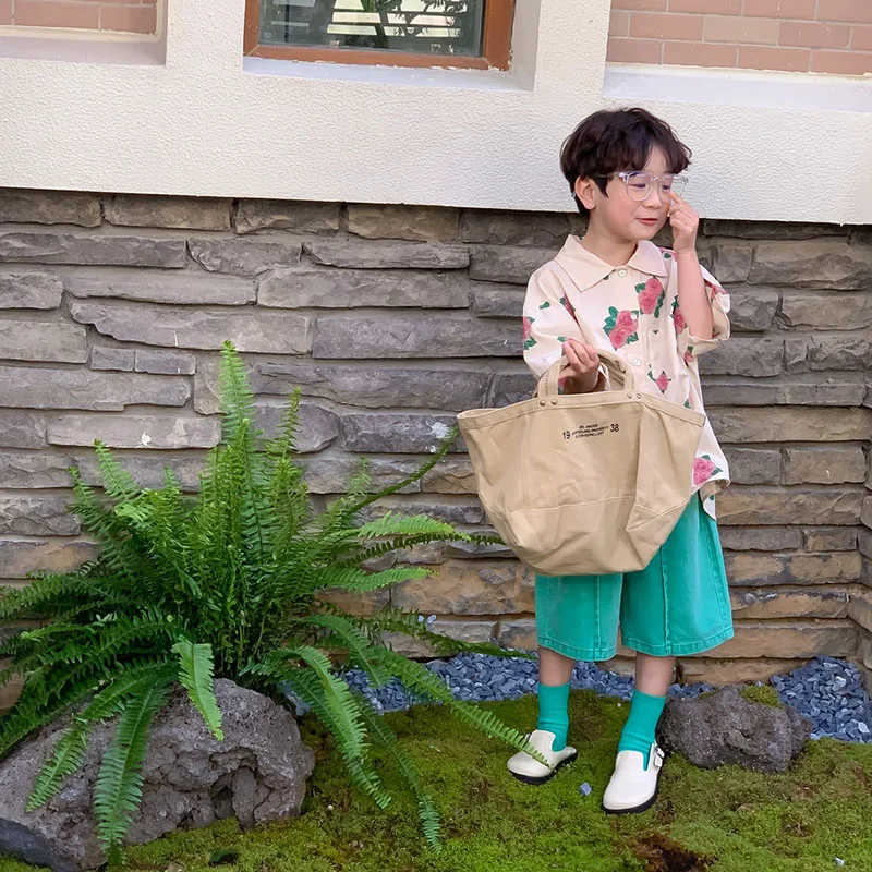 Vestido infantil con estampado de rosas y cuello vuelto