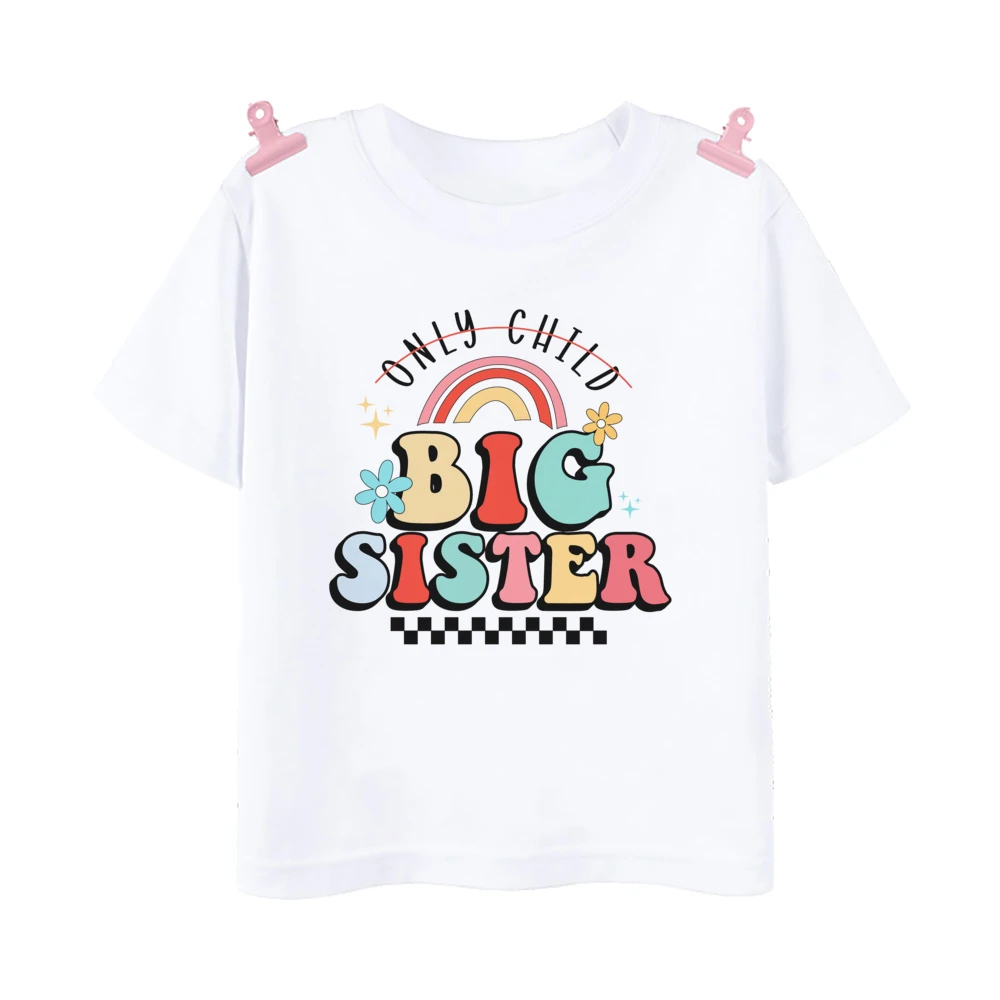 Camiseta en uso durante sesión fotográfica familiar veraniega