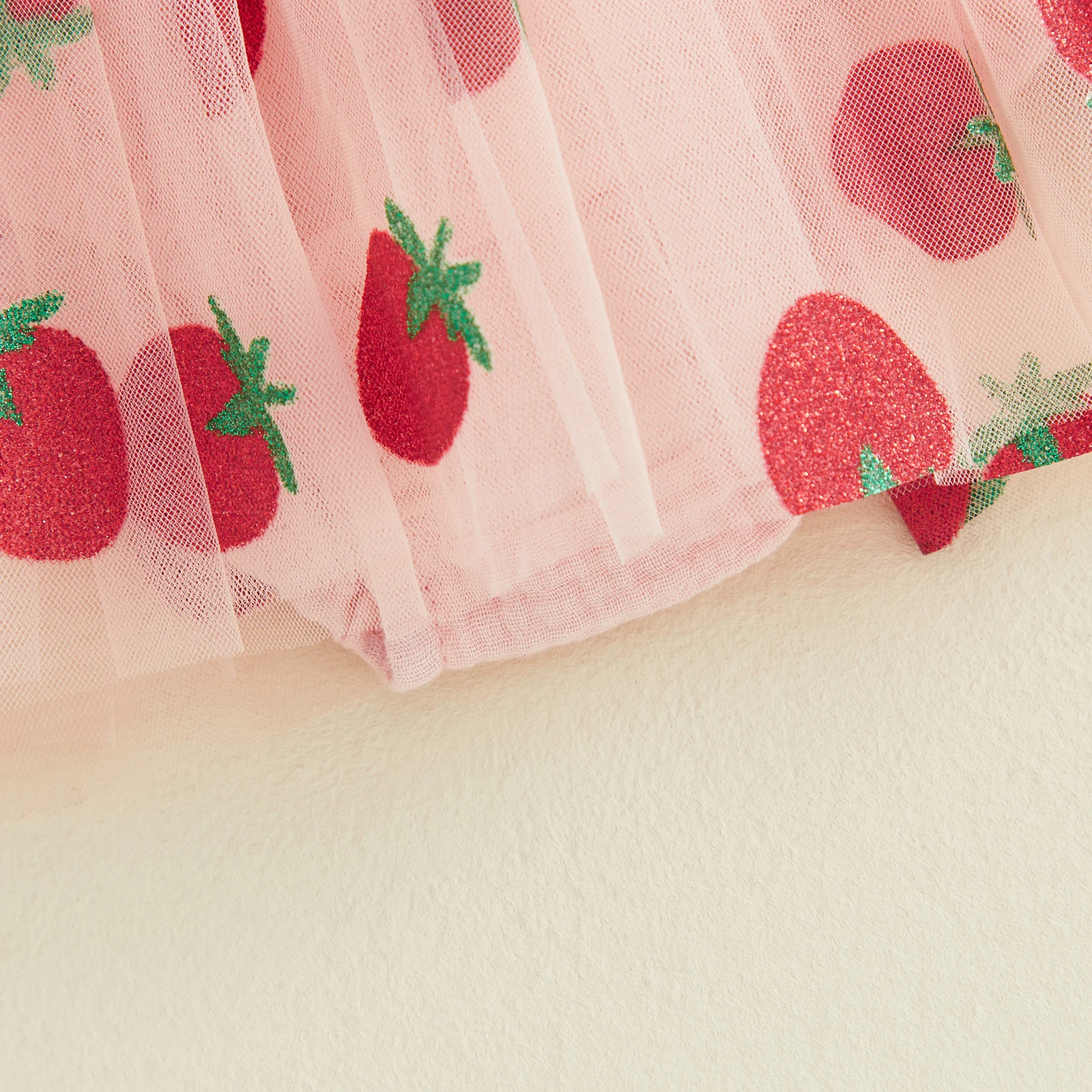 Conjunto recién nacido vestido sin mangas de fresas con purpurina