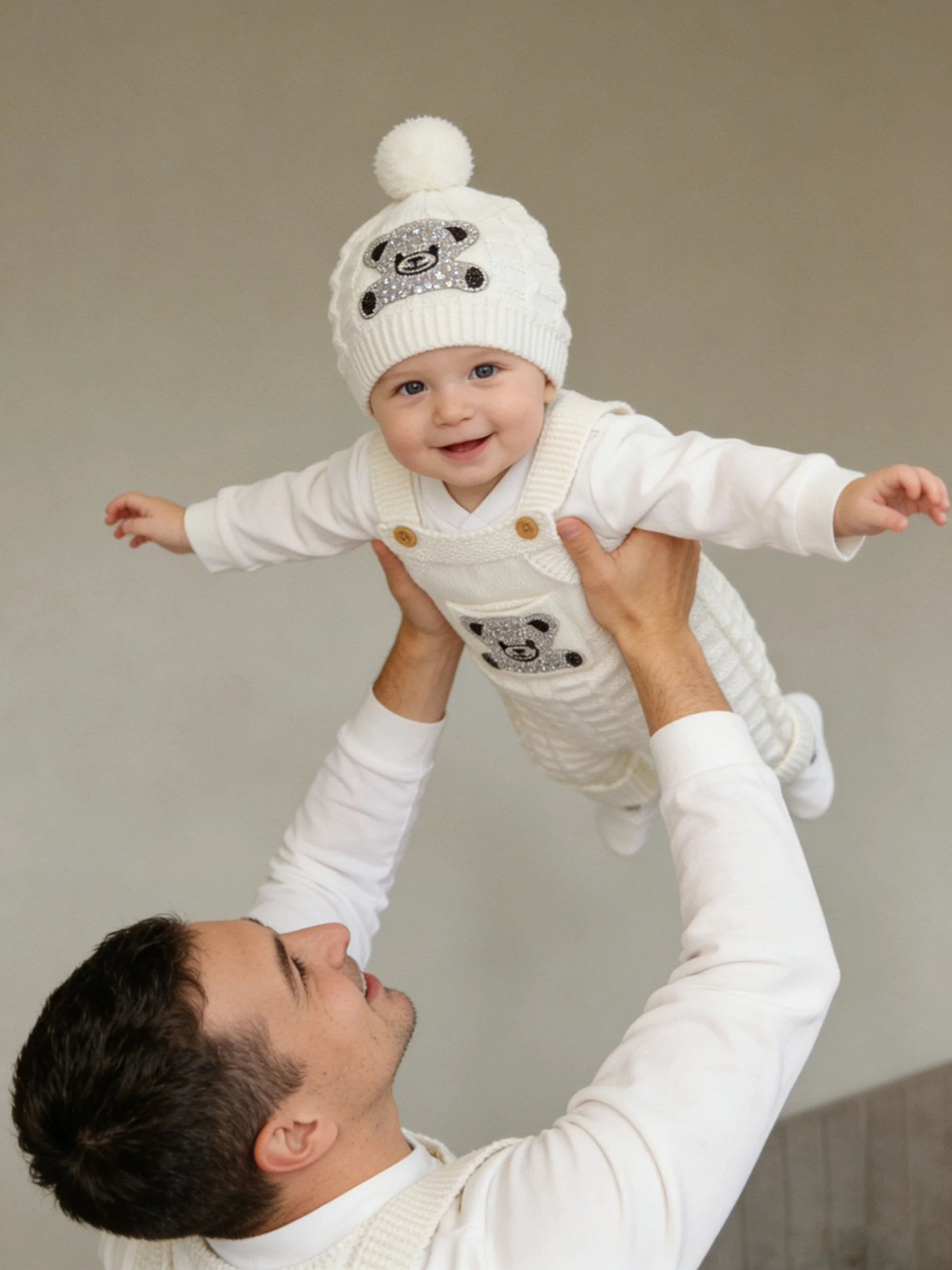 Conjunto de punto de bebé crema con mono y gorro de oso peluche suave - imagen 5