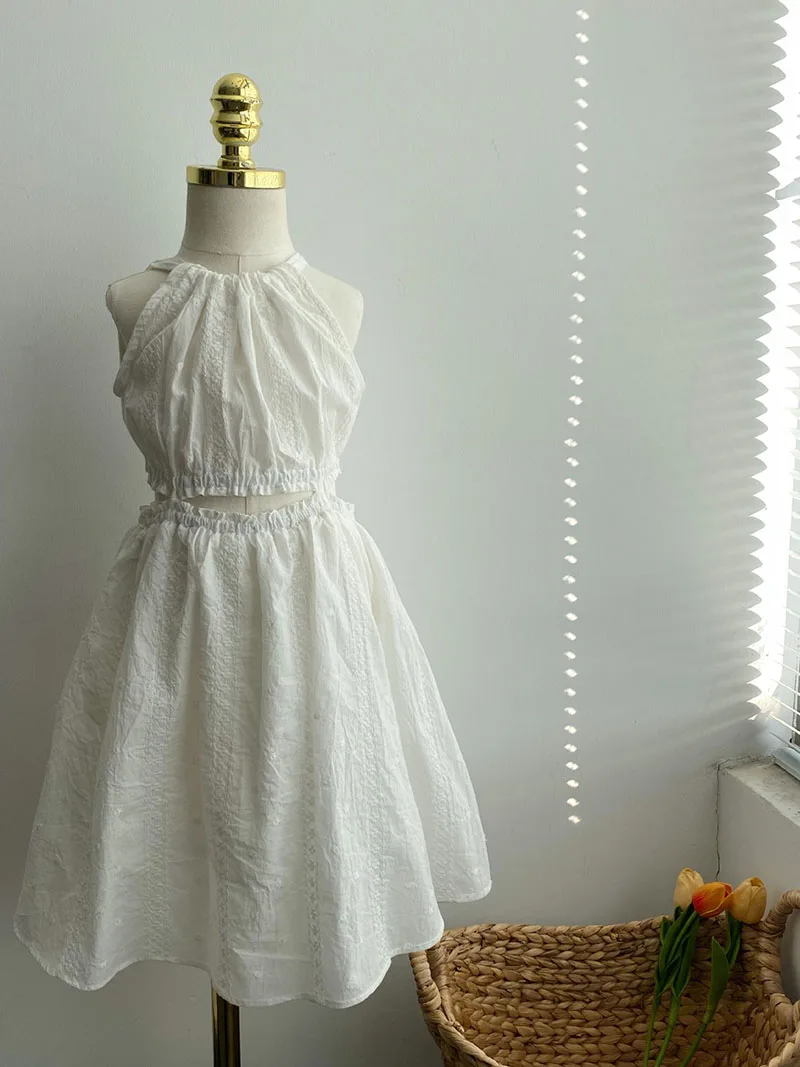 Bordado floral detallado en vestido infantil