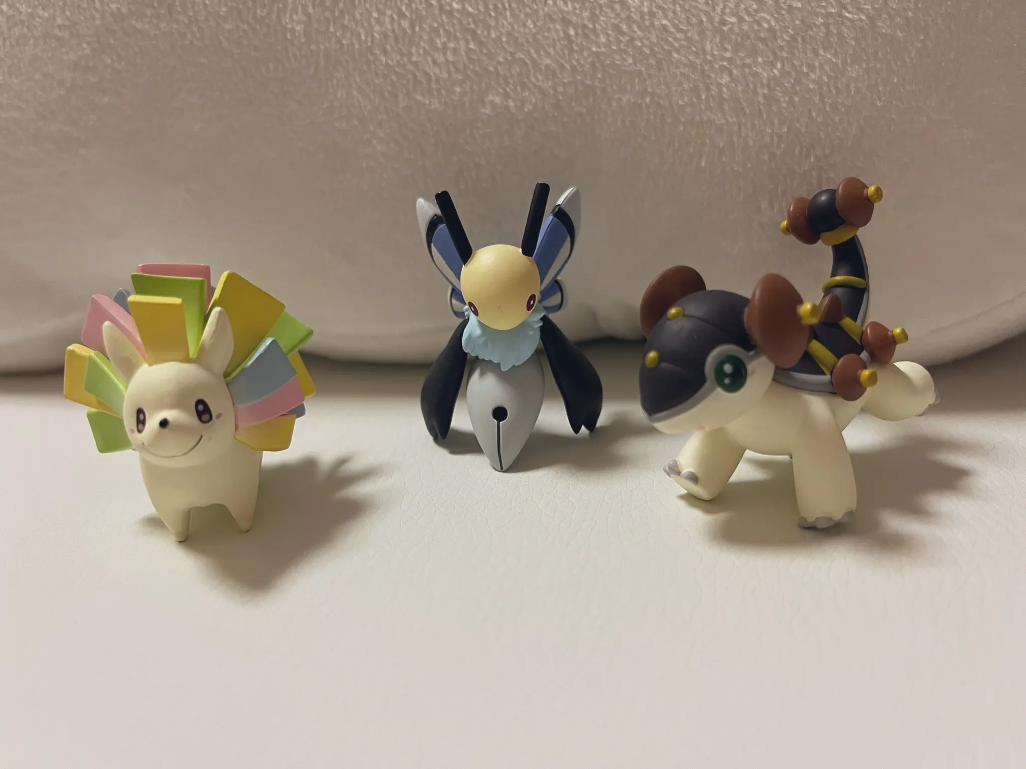 Qualia figura de colección de monstruos con erizo y abeja