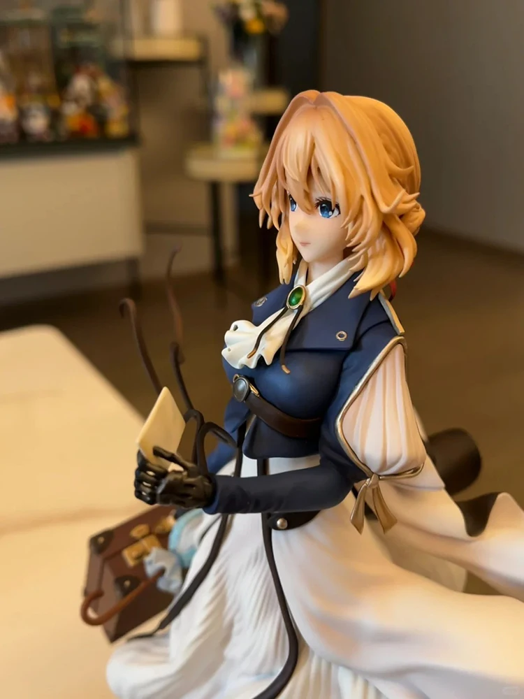 Detalle de la figura de anime en violeta