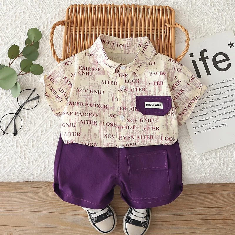 Camiseta con letras y pantalón corto en morado