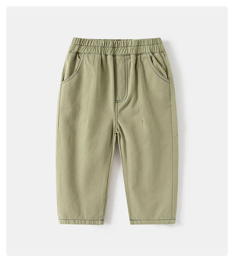 Niño usando pantalón Milangel en parque