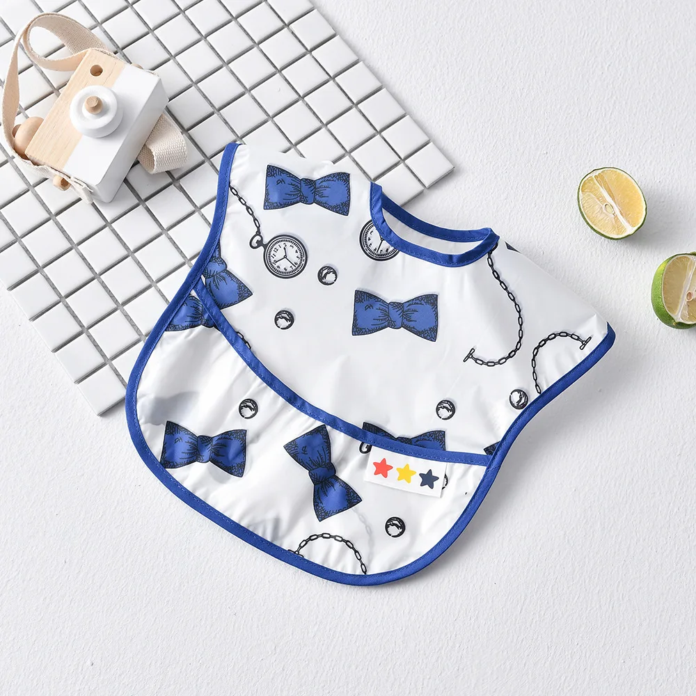 Babero impermeable con diseño infantil