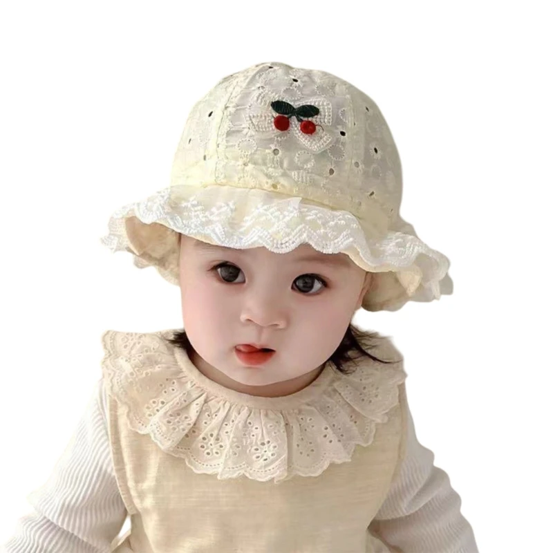 Gorra bebé en tono coral con diseño de cerezas