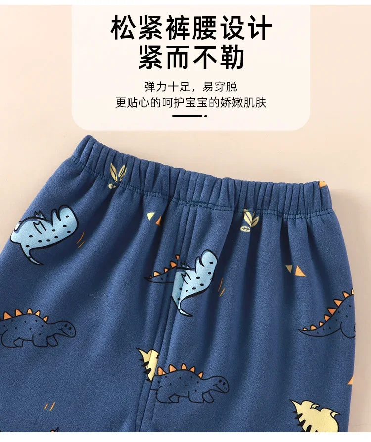 Detalle del estampado de dibujos animados y la textura del tejido acolchado