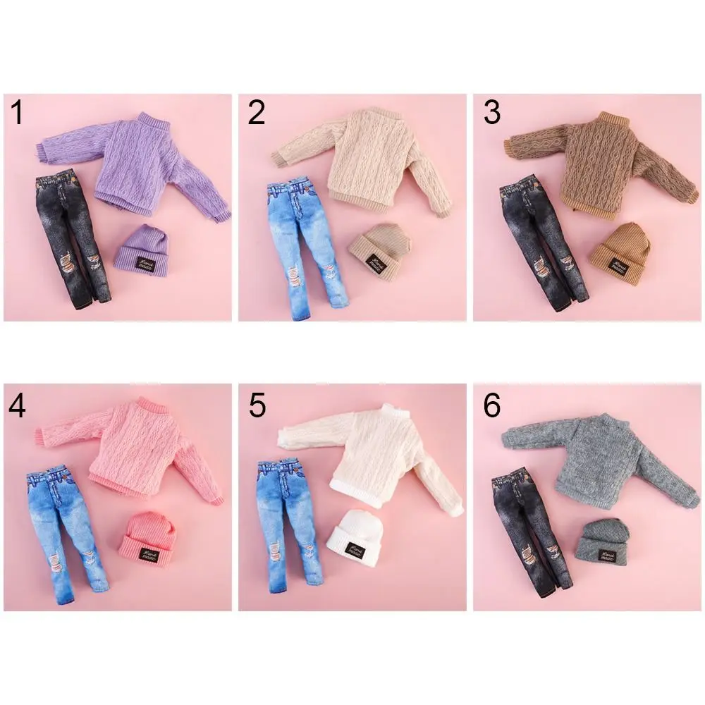 Detalle del suéter de punto y los pantalones vaqueros con rotos
