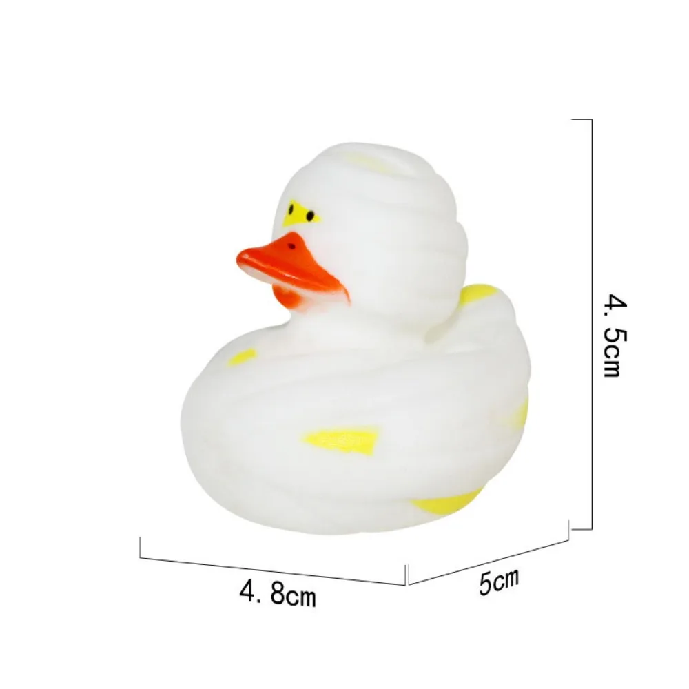 Pato flotando en agua