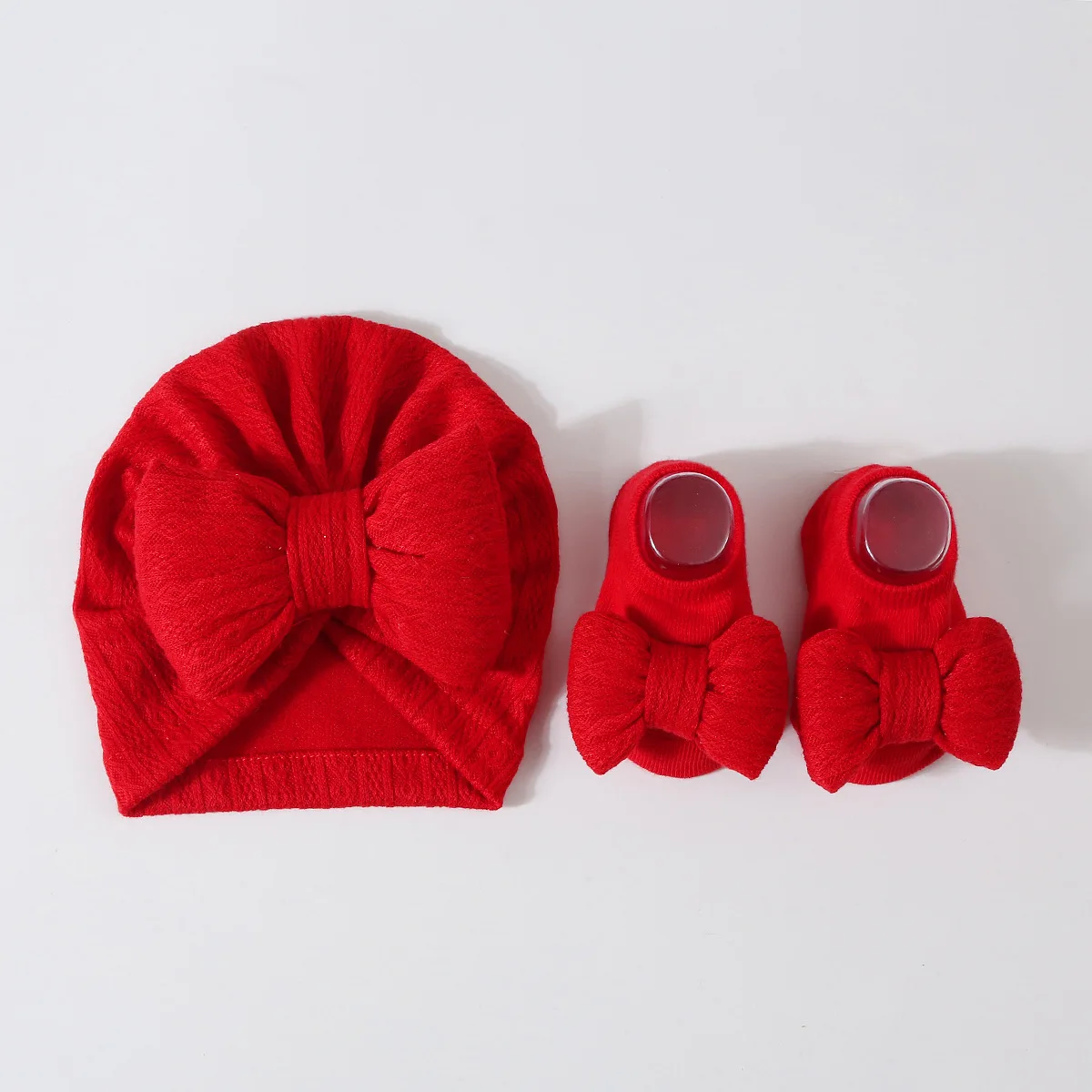 Conjunto completo en mano de bebé