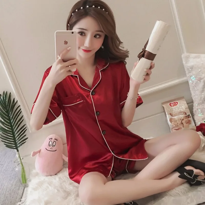 Pijama corto de imitación seda puesto