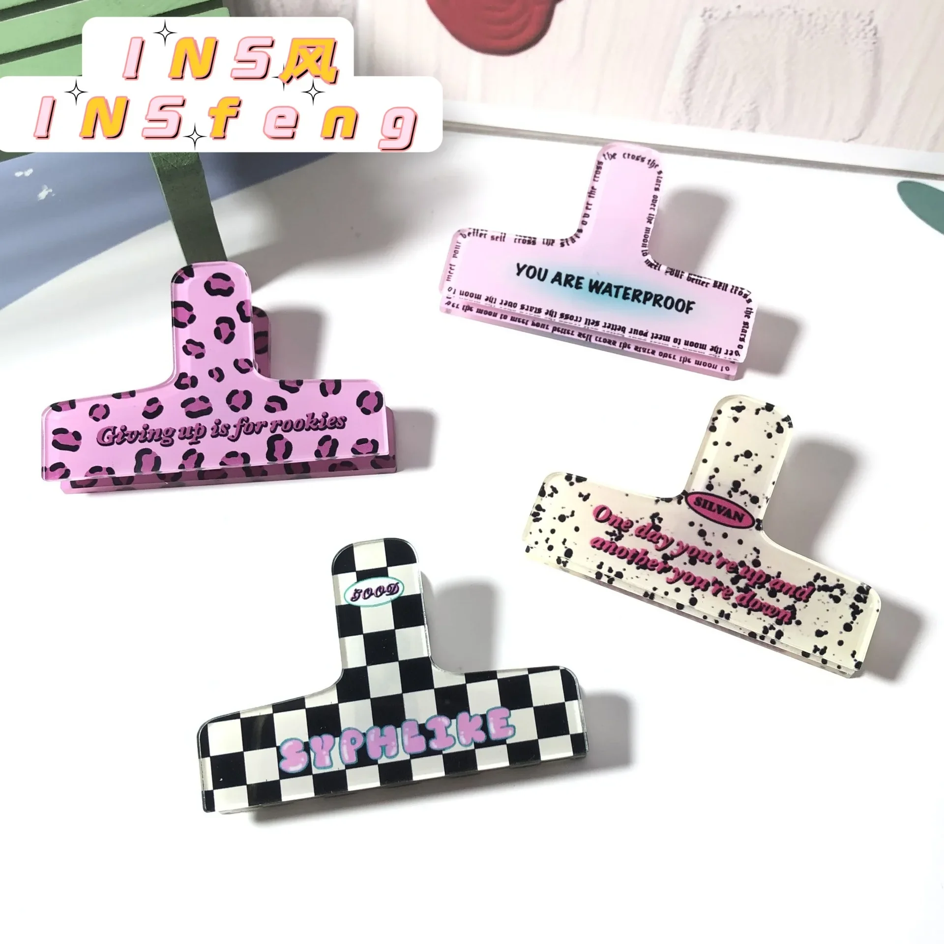 Clip de papel estilo retro en acrílico para escritorio