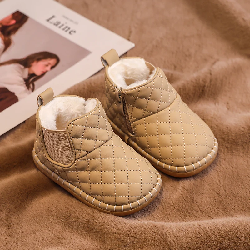 Bota infantil en color azul con suela antideslizante visible