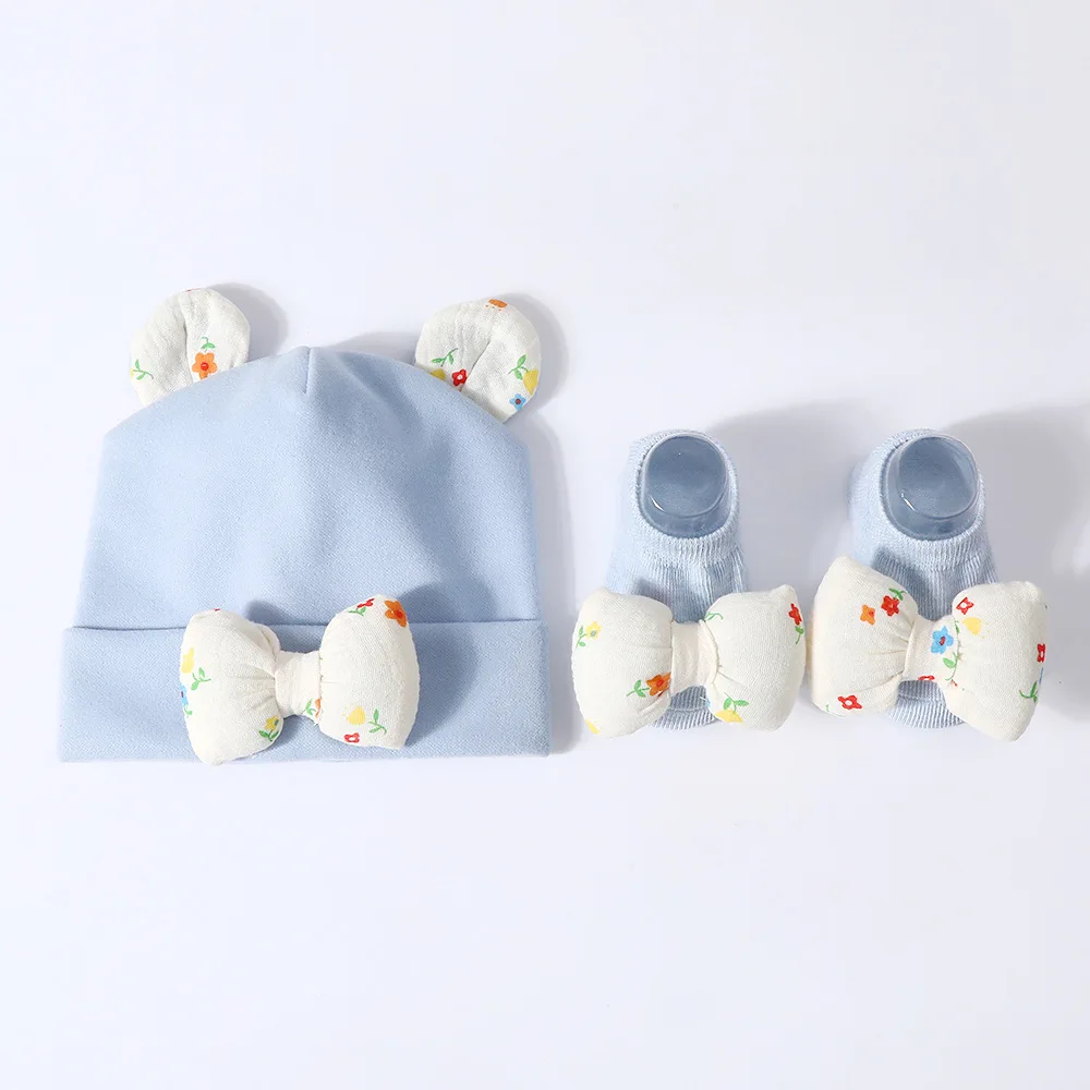 Conjunto de invierno para bebé: gorro y calcetines florales - imagen 3