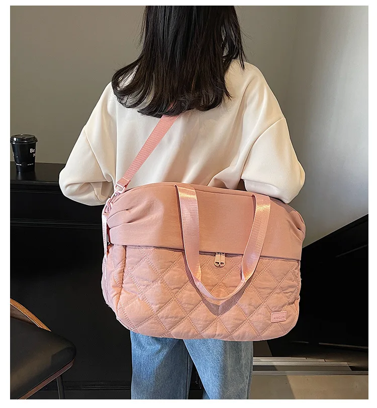Bolso de mano bordado acolchado visto de frente