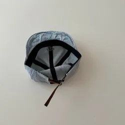Gorra de béisbol infantil azul con visera y motivo de oso