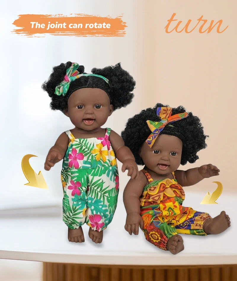 Muñeca negra afroamericana con ropa y cabello rizado