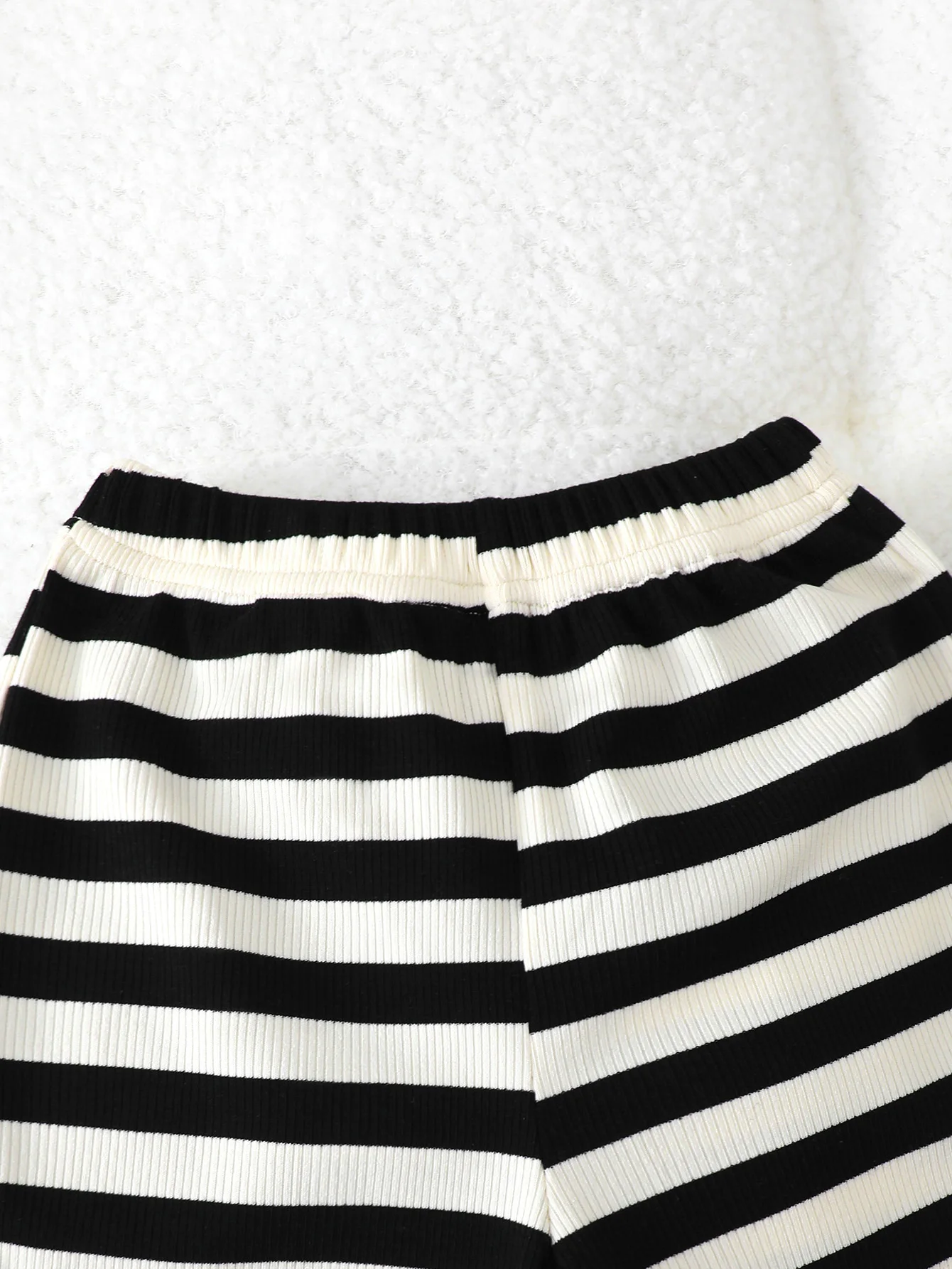 Conjunto bebé osito con top a rayas y pantalón corto informal - imagen 2