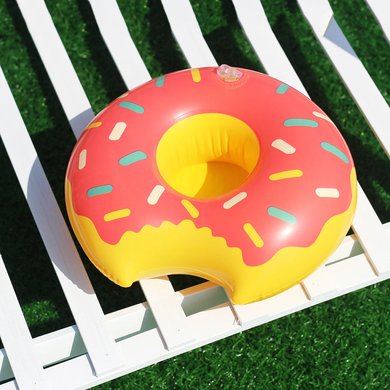 Posavasos flotante inflable durante el verano