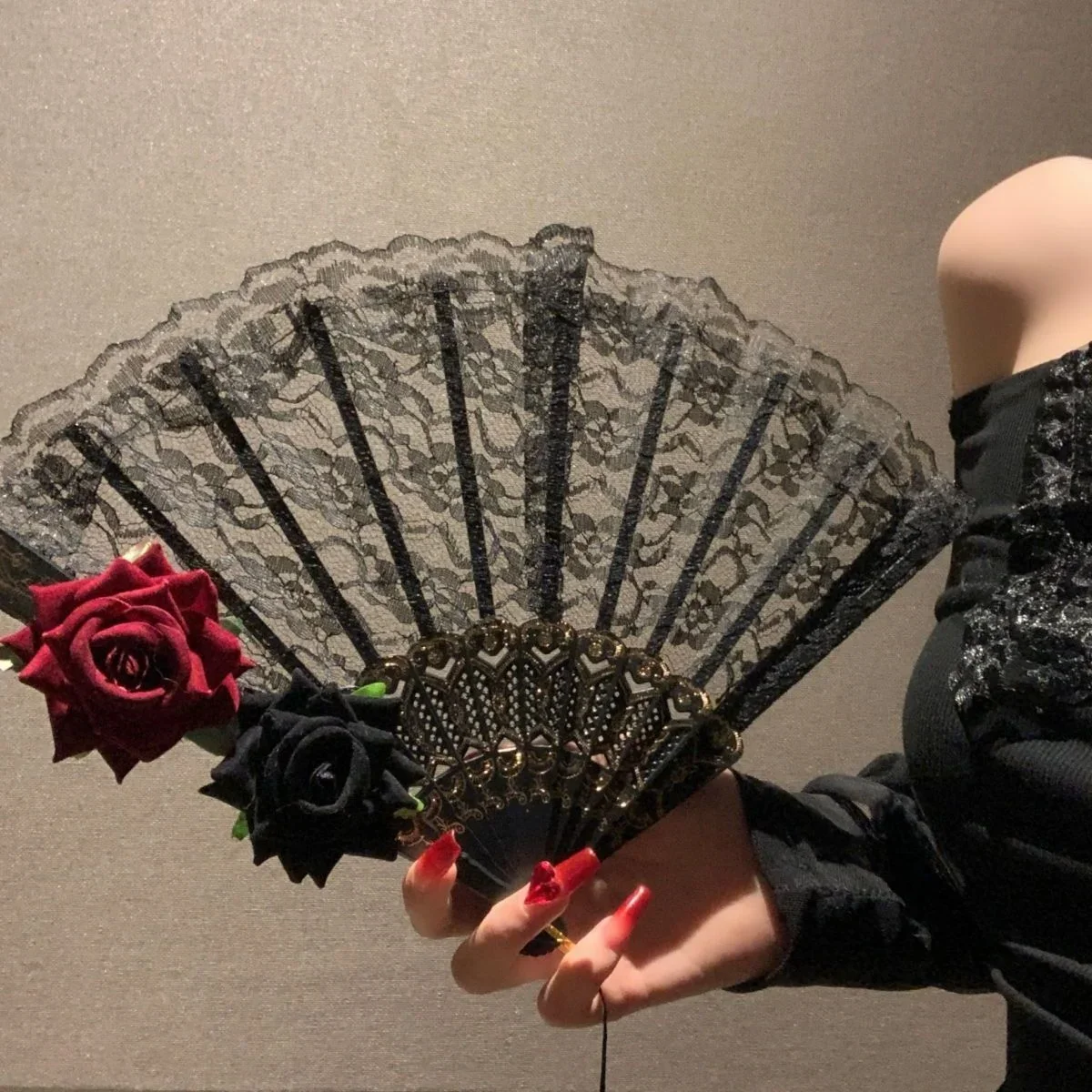 Abanico plegable vintage negro con encaje floral rosa para fiestas - imagen 2