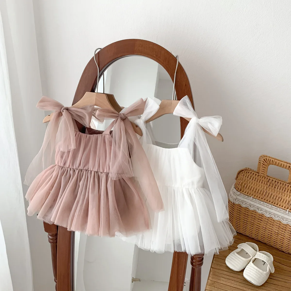 Detalle del tejido de encaje del vestido de fiesta