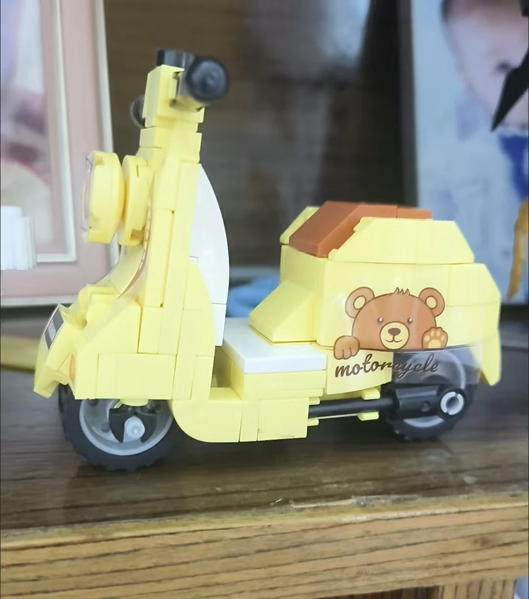 Vista del modelo de motocicleta en tonos morados