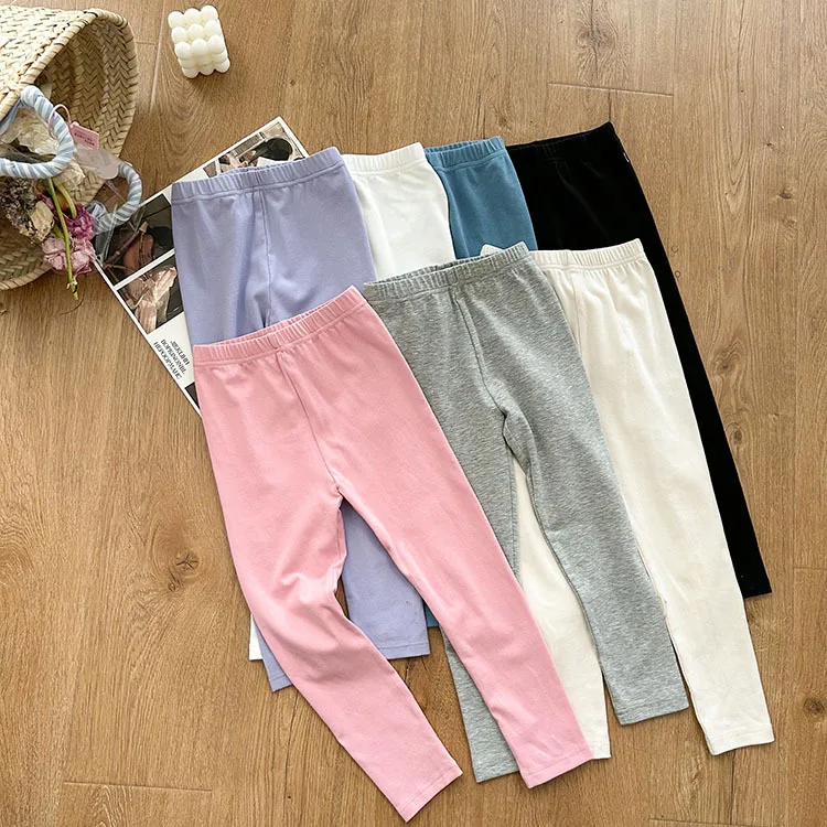 Pantalones de niña en color caramelo mostrando el ajuste cómodo