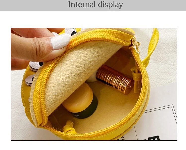 Bolso infantil con bolsillo frontal y detalle de hebilla en tonos rosas