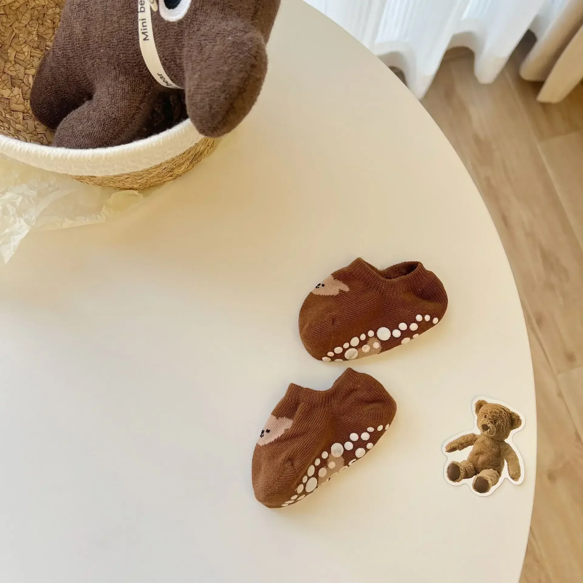Calcetines antideslizantes con oso café para niño - imagen 3